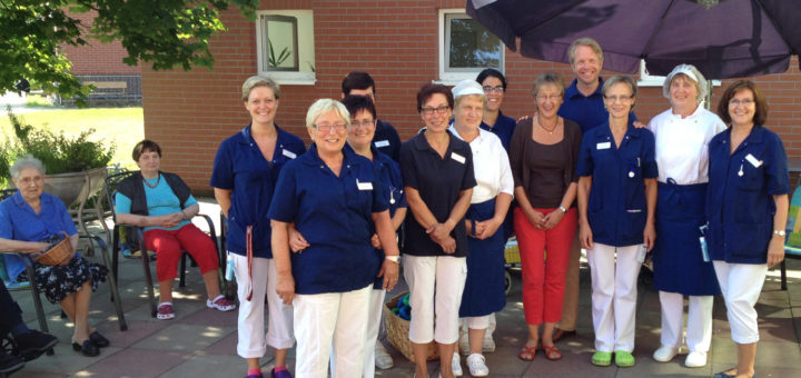 Thomas Schlenkhoff (4er v. r.), Geschäftsführer von Wohnen-im-Alter.de im Kreise der Mitarbeiter vom Johanneshaus Dahlenburg