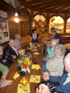Schunkeln im Bierzelt: Die Senioren hatten ihre eigene Loge samt separater Toilette.