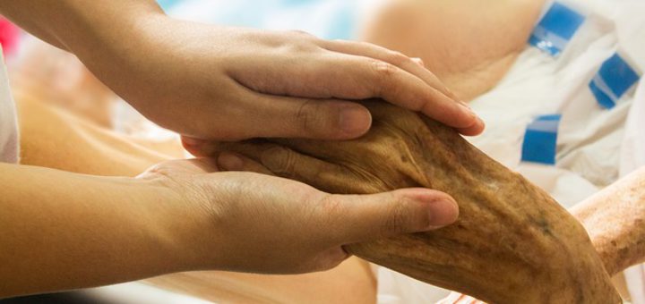 Konzertierte Aktion Pflege - Was beim Pflegenotstand helfen soll (Bild: Hand in Hand, pixabay.com)