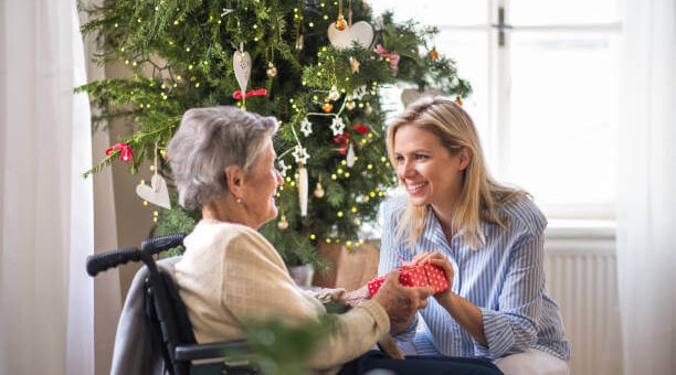 Besuchsregeln in Pflegeheimen zur Weihnachtszeit | Quelle: iStock Photo