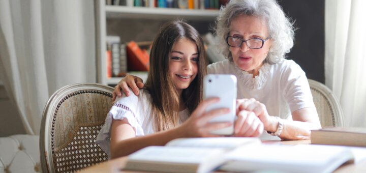 Seniorin und Enkelin am Laptop